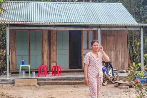 Dựng lại mái nhà, giữ ấm lòng dân