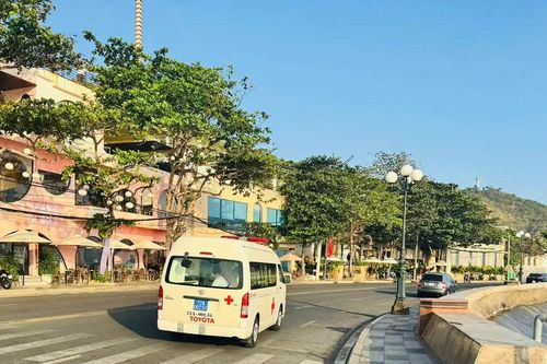 Hai nhân viên cứu hộ vượt sóng dữ, giành lại sự sống cho du khách
