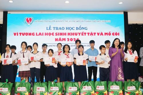 Chăm lo tết cho học sinh mồ côi, khuyết tật
