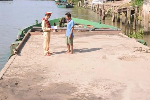 Đồng Tháp: Liên tiếp phát hiện 6 phương tiện vận chuyển cát trái phép