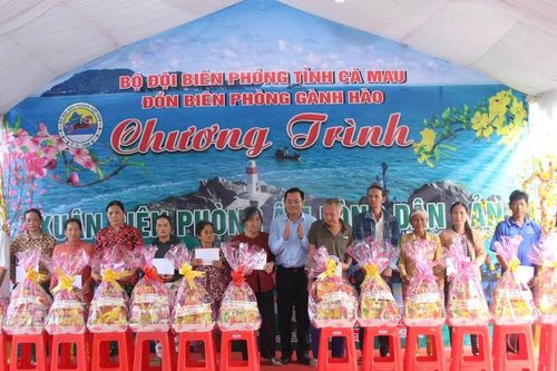 Cà Mau: Mang quà xuân đến vùng biên giới biển Gành Hào