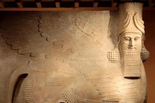 Phát hiện tượng bò Lamassu có cánh lớn nhất thế giới