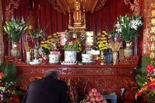 Thời điểm lý tưởng để bao sái bàn thờ, tỉa chân hương cuối năm