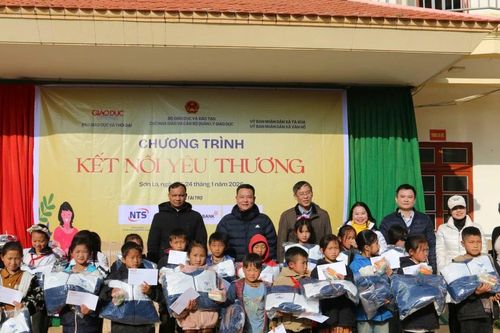 Gần 1.300 suất quà 'Kết nối yêu thương' đến học sinh vùng cao Sơn La
