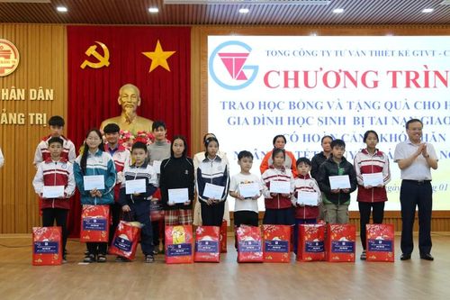Trao học bổng, quà Tết cho học sinh bị TNGT và hoàn cảnh khó khăn ở Quảng Trị