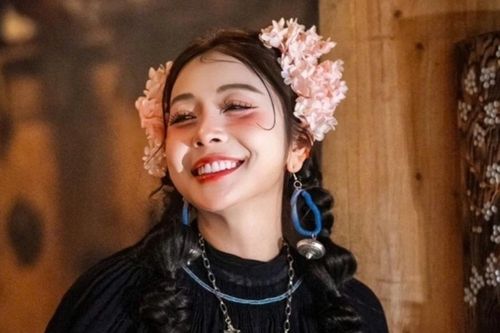 Hoa hậu Jennifer Phạm trang điểm má hồng, hoa cài đầu chụp hình giữa bản làng Sa Pa