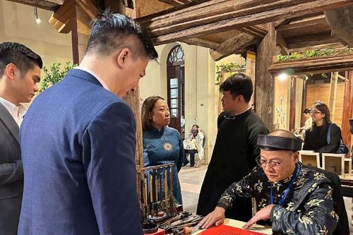 Không gian Tết truyền thống giữa lòng Hà Nội thu hút nhiều du khách tham quan