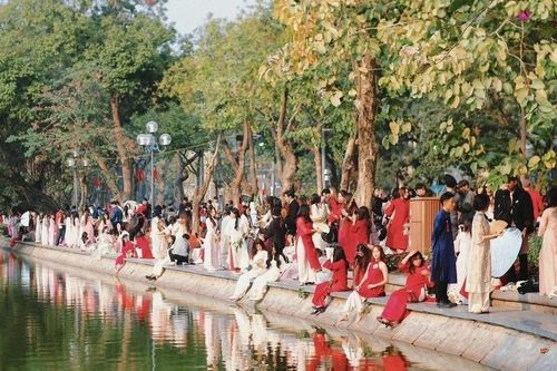 Chen chân chụp ảnh áo dài Tết ở Hồ Gươm