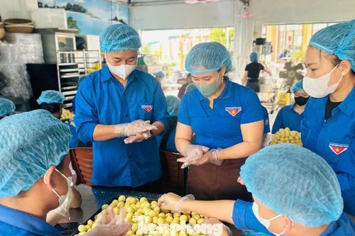 Thanh niên làm bánh, bán hàng gây quỹ 'Đông ấm - Xuân yêu thương'