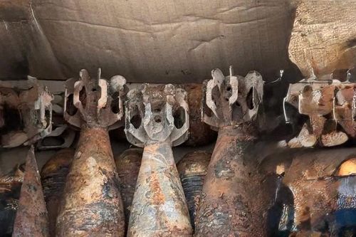Phát hiện 16 quả đạn cối còn nguyên kíp nổ ngay bờ sông Đà