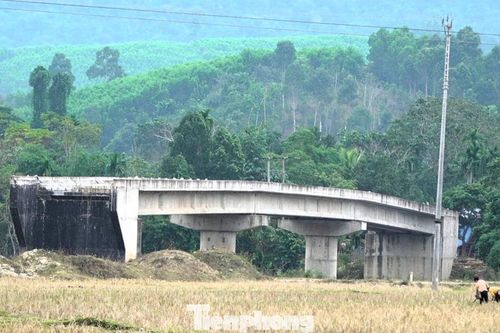 Cầu tiền tỷ xây xong rồi bỏ hoang