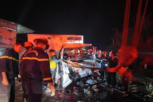 Hai xe tải tông trực diện trên quốc lộ, hai người tử vong