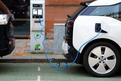 Xe điện đỗ miễn phí trong thành phố, xe xăng thì không: Quy định mới tại Anh