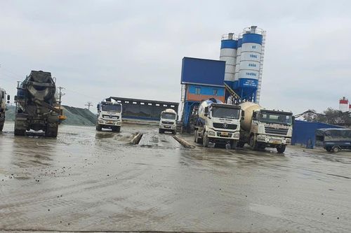 Dân Hà Nội bức xúc vì xe chở bê tông chạy suốt ngày đêm, bụi phủ kín nhà