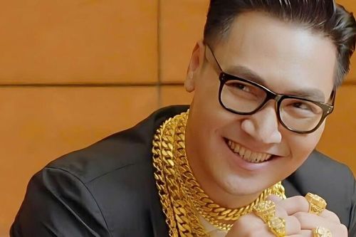 Mạnh Trường khoe vàng đeo kín người, NSND Trung Anh đăng ảnh chế gây cười