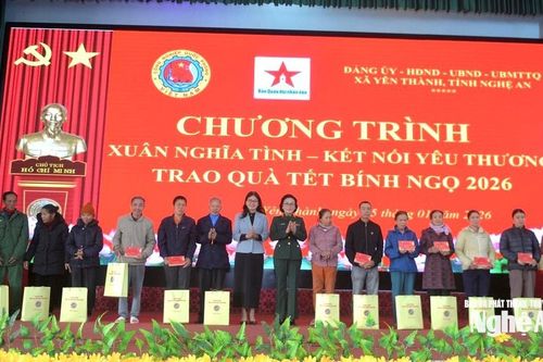 Tổng cục Công nghiệp Quốc phòng và Báo Quân đội nhân dân trao quà Tết tại xã Yên Thành