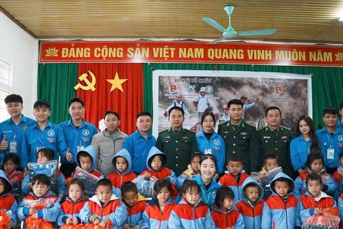 Sinh viên tình nguyện đồng hương Nghệ An tại Học viện Nông nghiệp Việt Nam mang 'Đông ấm' đến xã biên giới Na Ngoi