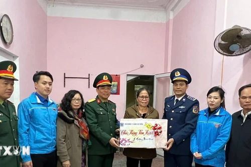 Hải Phòng: Bộ Tư lệnh Vùng Cảnh sát biển 1 đưa Tết sớm đến đặc khu Bạch Long Vĩ