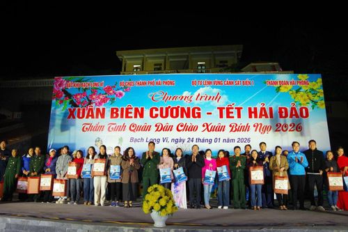 Tết sớm với quân và dân đặc khu Bạch Long Vĩ