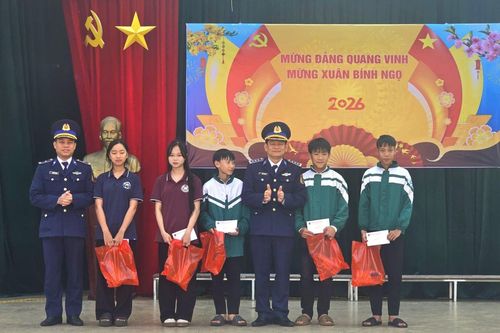 Cảnh sát biển chung tay mang Tết đến với học sinh nghèo