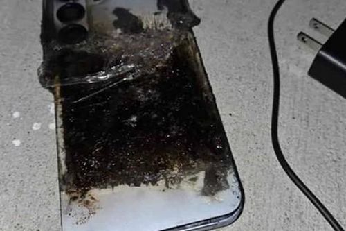 Dùng sạc chính hãng, Galaxy S25 Plus cũng phát nổ khi đang sạc