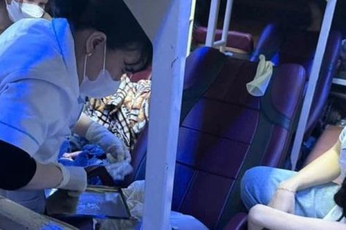 Hy hữu sản phụ mang song thai 'vượt cạn' trên xe khách đường dài