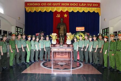 Công an tỉnh An Giang bàn giao công trình 'Ngôi nhà 19/8' và sinh hoạt chính trị tại Cà Mau