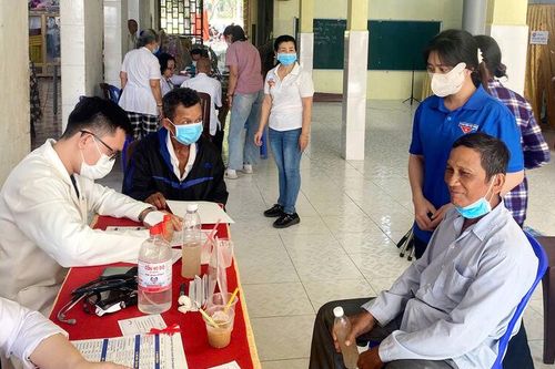 Khám bệnh miễn phí, tặng quà cho 400 người dân phường Chi Lăng