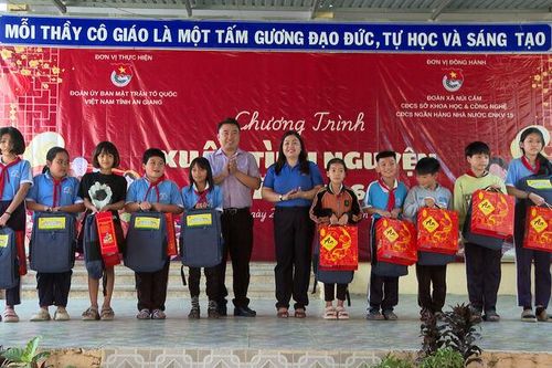 'Xuân Tình nguyện 2026' mang Tết đến học sinh xã Núi Cấm