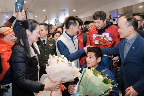 Đội tuyển U23 Việt Nam về nước trong sự chào đón nồng nhiệt của người hâm mộ