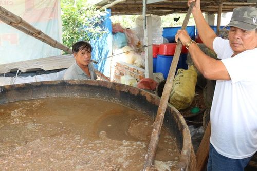 'Lận lưng' nước mắm