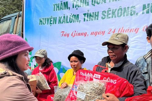 Xã Tây Giang thăm, tặng quà Tết đồng bào Cơ Tu tại tỉnh Sê Kông (Lào)