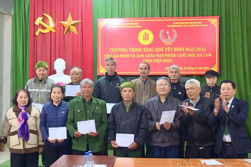 Tặng 40 suất quà tết cho nạn nhân da cam