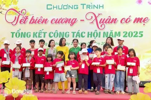 Ấm áp chương trình 'Tết biên cương - Xuân có mẹ'