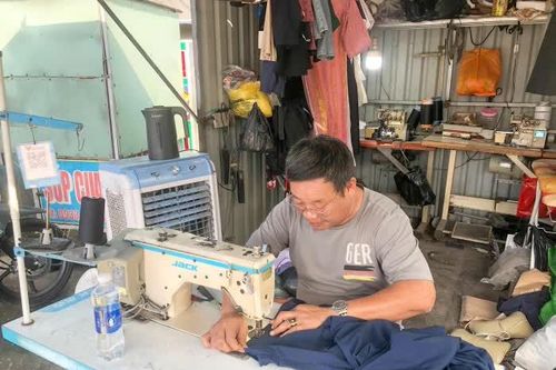 Dịch vụ 'tân trang' đồ dùng tất bật dịp cận Tết