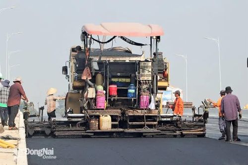 [Chùm ảnh] Bắt đầu thảm nhựa cầu Thống Nhất trên tuyến đường trục trung tâm Biên Hòa