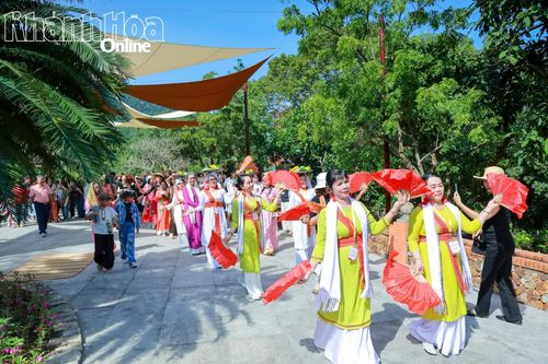 Tái hiện lễ hội văn hóa Chăm ở Khu du lịch Trăm Trứng