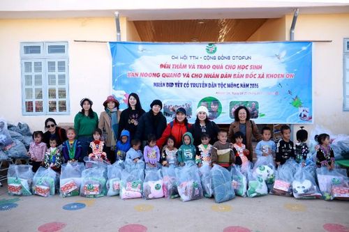 Trao 217 suất quà cho học sinh bản Noong Quang và nhân dân bản Đốc