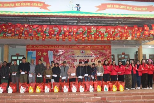 Trao tặng trên 130 suất quà trong chương trình 'Tết Nhân ái - Xuân yêu thương' năm 2026 tại xã Tân Tri