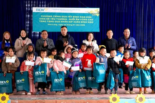 Các đơn vị tài trợ tặng quà cho một số trường học và hộ nghèo tại xã Pha Long