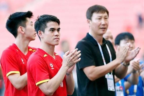 Khuất Văn Khang thiết lập kỷ lục danh hiệu vô tiền khoáng hậu tại bóng đá Việt Nam