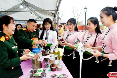 Chợ phiên 'Sắc xuân vùng cao' Mường Và