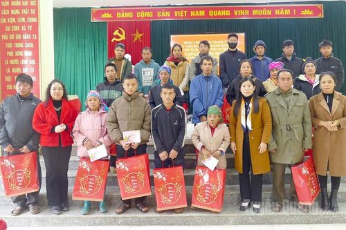 Phó Chủ tịch HĐND tỉnh Lê Thị Thanh Trà trao quà Tết cho hộ nghèo xã Xuân Giang, Bằng Lang