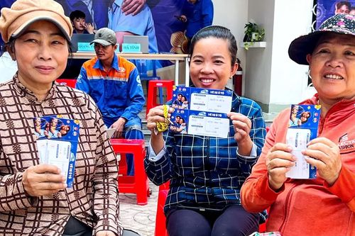 Hơn 4.000 vé xe 'Mang Tết về nhà' đến tay người lao động khó khăn