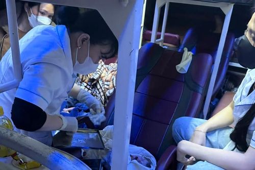 Đỡ đẻ thành công ca sinh đôi trên xe khách Bắc - Nam
