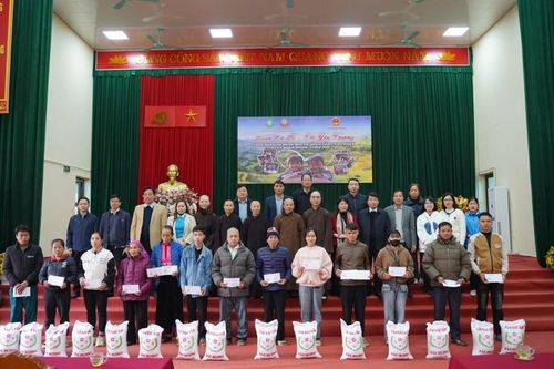 Ban Đại diện Phật giáo Chương Mỹ (Hà Nội) trao quà đến học sinh và người nghèo tại tỉnh Phú Thọ