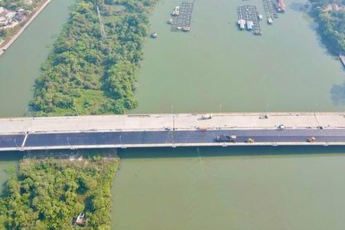 Đồng Nai: Thảm những mét nhựa đầu tiên trên cầu Thống Nhất