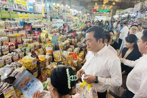 Mối nguy từ thực phẩm bẩn 'núp bóng' hàng Tết