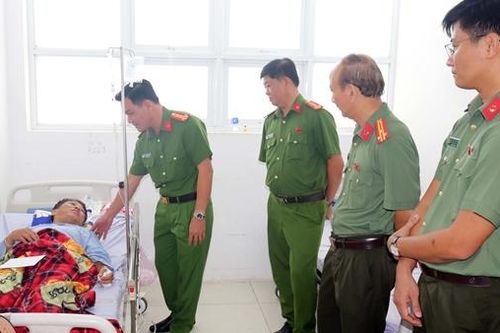 Thăm hỏi, động viên CBCS bị thương trong lúc làm nhiệm vụ