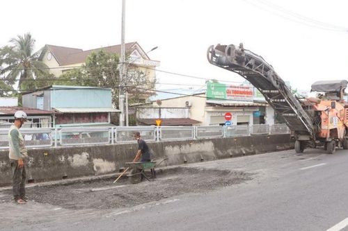 Khắc phục hư hỏng trên Quốc lộ 1A đoạn qua Cà Mau